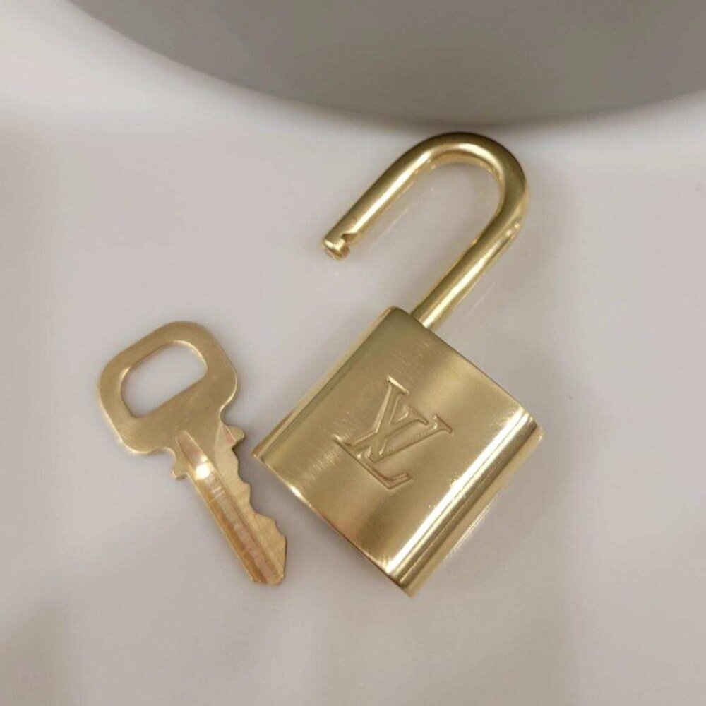 ๐ฏ Authentic Louis Vuitton Padlock and Key Gold Brass - Picture 2 of 3